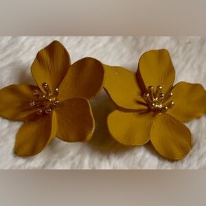 2023 UNFINDABLE MUTED AUTUMN FLORAL LEMON CURRY YELLOW COPPER POST BACK EARRINGS